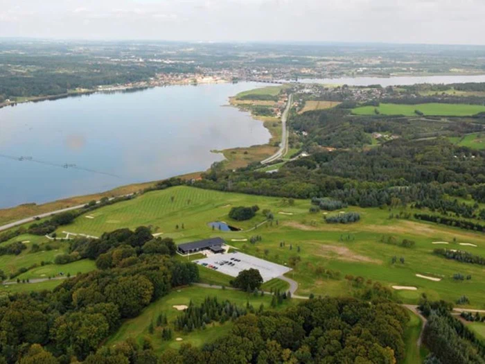 Pay & play inkl. Lån af udstyr, med frokost for 4  personer hos mariagerfjord golfklub