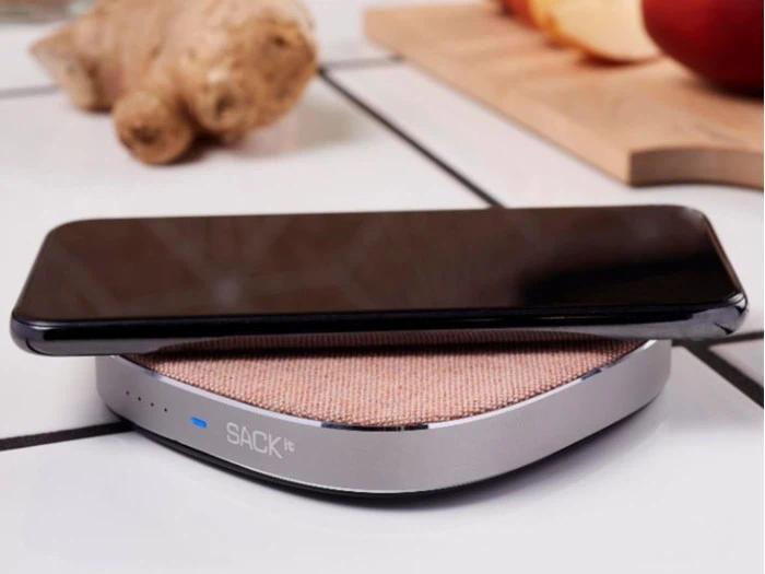 CHARGEit powerbank og trådløs oplader fra SACKit - Rose