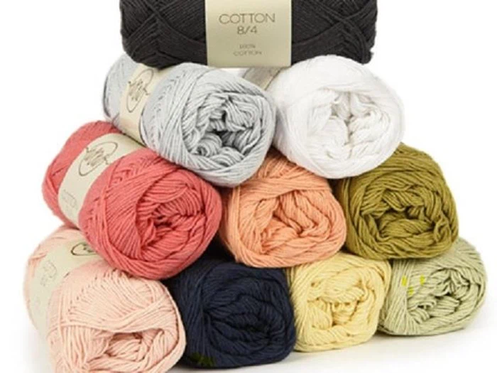 Stort sæt - 1 Stor hæklebog - 20 hæklepinde i Bambus - 20 nøgler 8/4 bomuldsgarn