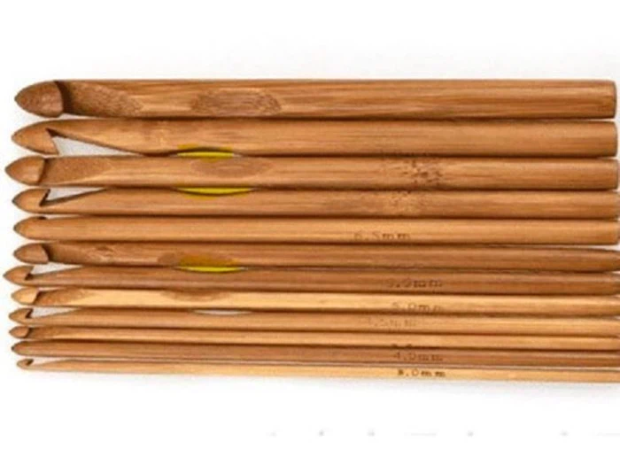 Stort sæt - 1 Stor hæklebog - 20 hæklepinde i Bambus - 20 nøgler 8/4 bomuldsgarn