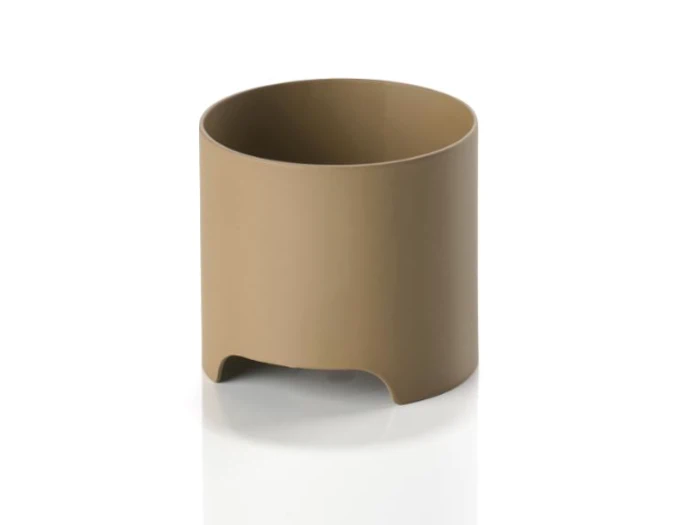 En cylindrisk, lysebrun krukke med glat finish og en buet udskæring i bunden, placeret på en hvid baggrund.