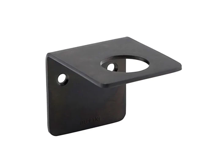 Vægbeslag i sort metal med to skruehuller og en stor cirkulær udskæring på den vandrette overflade.