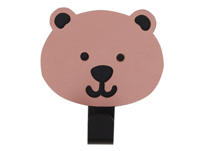 En lyserød bjørneansigtskrog med sorte øjne, næse og munddetaljer og en enkelt sort krog, der stikker ud fra bunden.