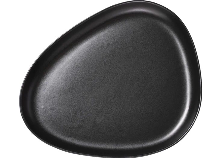 En sort, asymmetrisk, trekantet plade med afrundede kanter på en hvid baggrund.