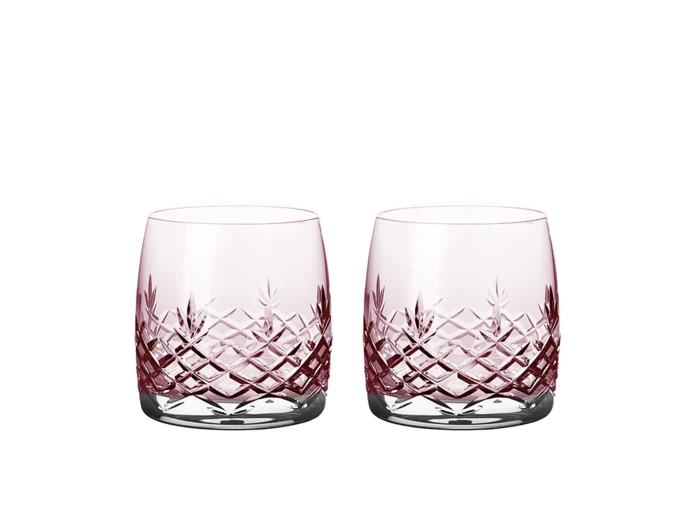 To korte, runde krystalglas med en pink farve og et diamantslebet mønster, placeret side om side på en hvid baggrund.