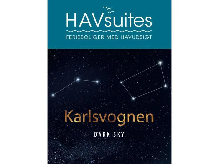 Plakat med en blå topsektion med teksten HAVsuites FERIEBOLIGER MED HAVUDSIGT og en nattehimmel, der viser Karlsvognen. Tekst: MØRK HIMMEL.