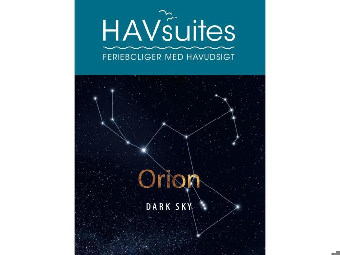 En mørk himmel med stjernebilleder og stjerner; teksten lyder HAVsuites Ferieboliger med havudsigt og Orion Dark Sky.