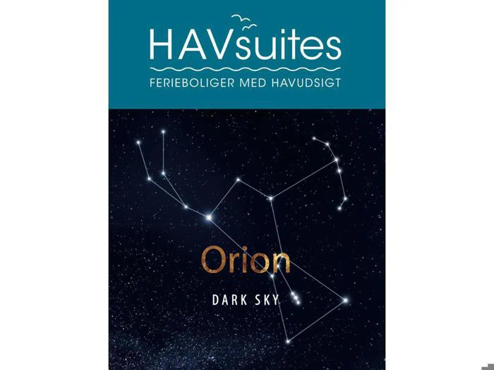 En mørk himmel med stjernebilleder og stjerner; teksten lyder HAVsuites Ferieboliger med havudsigt og Orion Dark Sky.