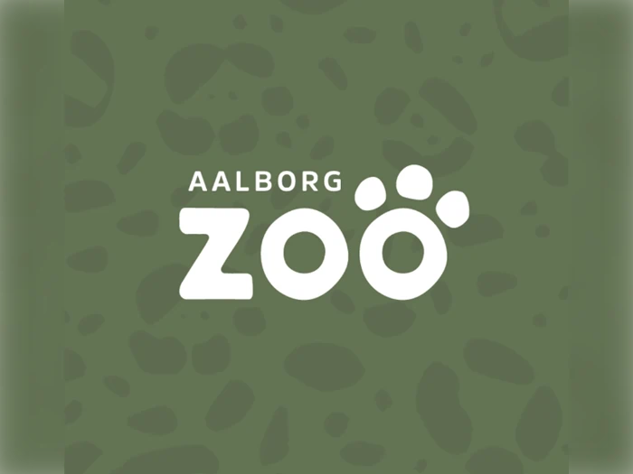 Aalborg Zoos logo med AALBORG ZOO i hvide bogstaver på en grøn baggrund med dyreprintmønstre; Os ligner dyrepoteaftryk.