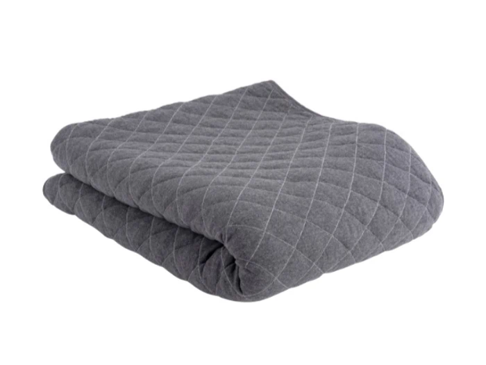 Et foldet, mørkegråt quiltet tæppe med diamantmønster, vist mod en hvid baggrund.