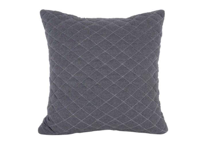 En firkantet grå quiltet pude med diamantmønster på en almindelig hvid baggrund.