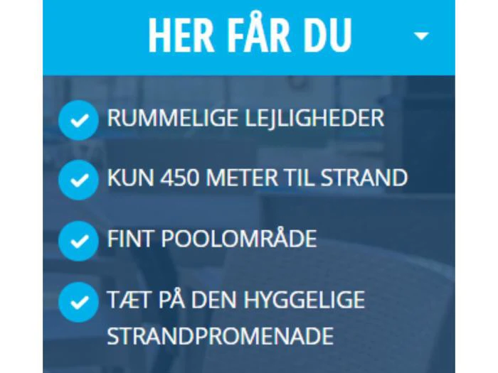 Et blåt skilt på dansk viser fordelene: Rummelige lejligheder, kun 450 meter til stranden, dejligt poolområde, tæt på den hyggelige strandpromenade. Hvert punkt har et blåt flueben.