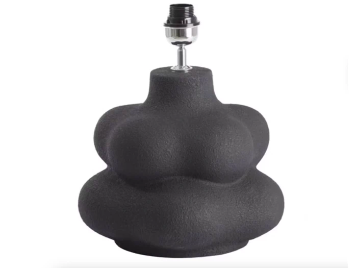 En lampefod formet som en kurvet, abstrakt mennesketorso i struktureret mat sort. Lampen har ingen arme eller hoved, kun afrundede former og en pærefatning på toppen.