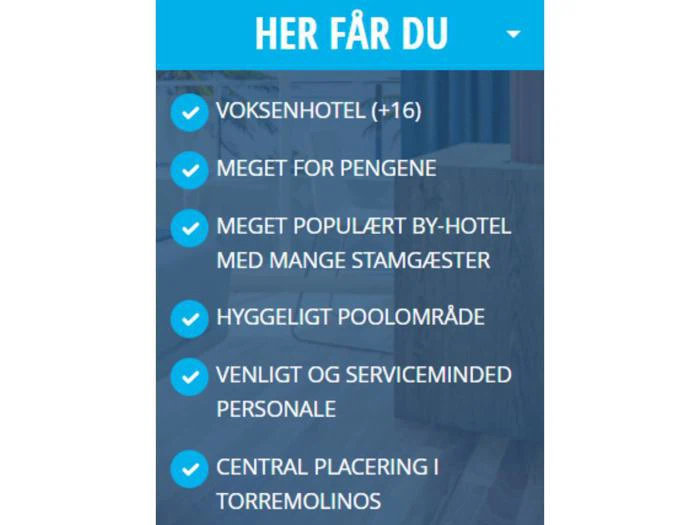 Blå tjekliste på dansk viser hotellets egenskaber: kun for voksne, god værdi, populær blandt stamgæster, flot poolområde, venligt personale og central beliggenhed i Torremolinos.