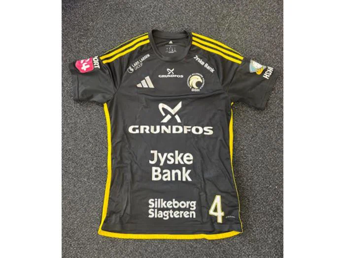 En sort sportstrøje med gule detaljer, sponsorlogoer, tallet 4 samt navnene Grundfos, Jyske Bank og Silkeborg Slagteren på forsiden.