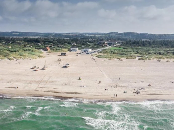 Hverdagsophold for 2 på Rønnes Hotel ved naturskønne Slettestrand