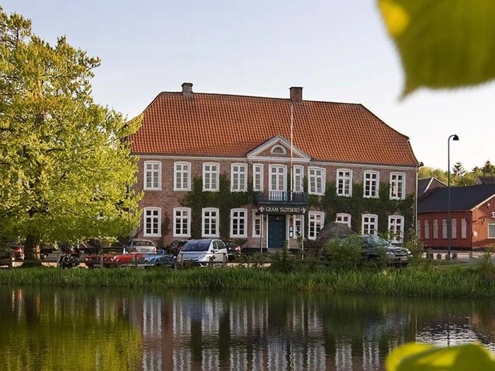 Overnatning for 2 på Gram Slotskro