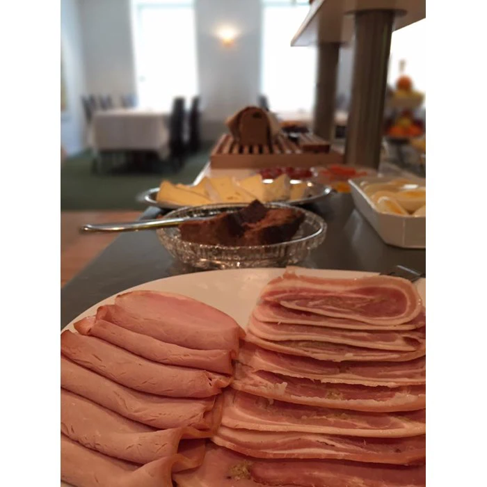 Overnatning for 2 personer med morgenmad i luksusværelse fra Frederikshavn Sømandshjem