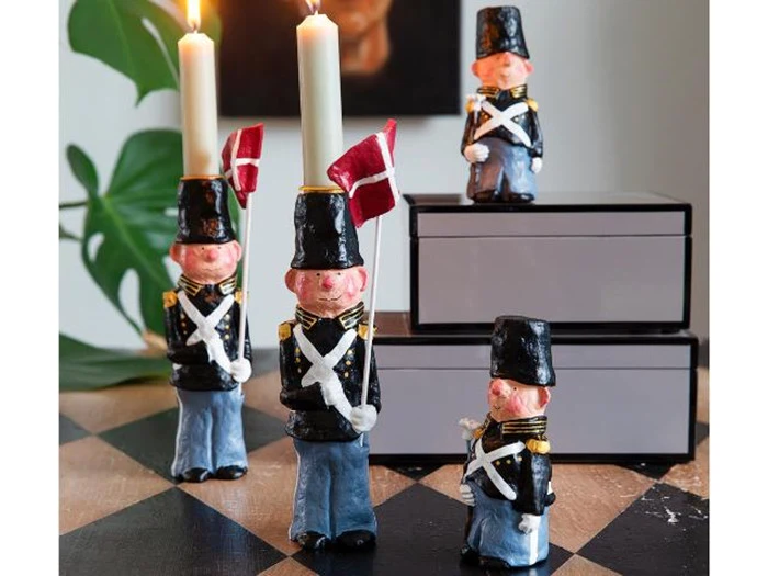 Medusa Copenhagen, Håndmalet Fredssoldat m. blomst, polyresin, h:13