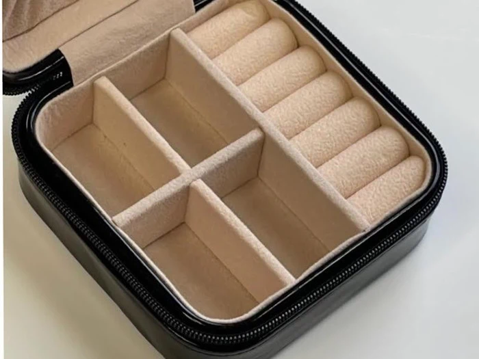 Firkantet sort smykkeskrin 