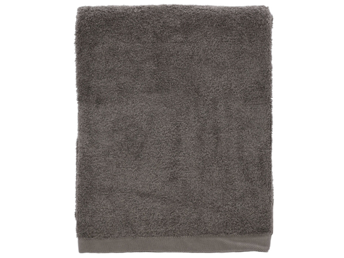 Et foldet mørkegråt badehåndklæde med en struktureret, blød overflade og en enkel kant langs den nederste kant.