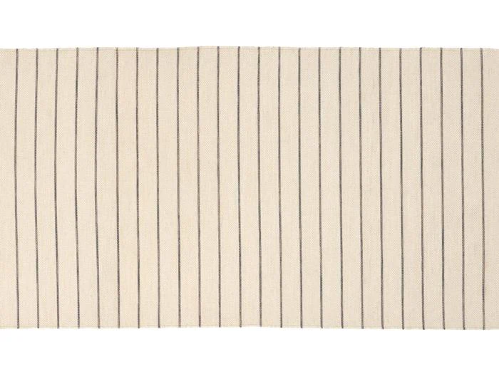 Et beige stof med jævnt fordelte, tynde, lodrette sorte striber.