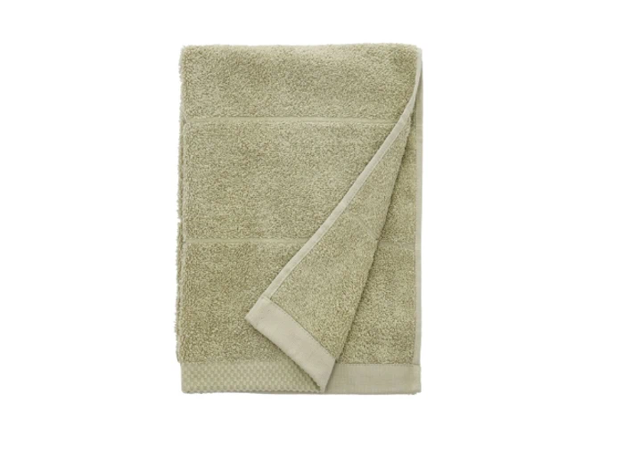 Et pænt foldet, lysbeige badehåndklæde med en synlig kant, placeret på en hvid baggrund.
