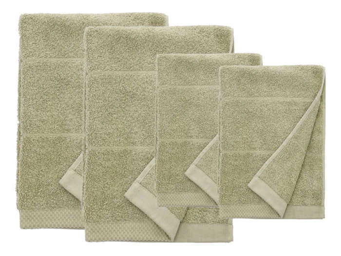 Fire beige håndklæder i forskellige størrelser er pænt stablet med to håndklæder, der overlapper de andre lidt, alt sammen vist på en almindelig hvid baggrund.