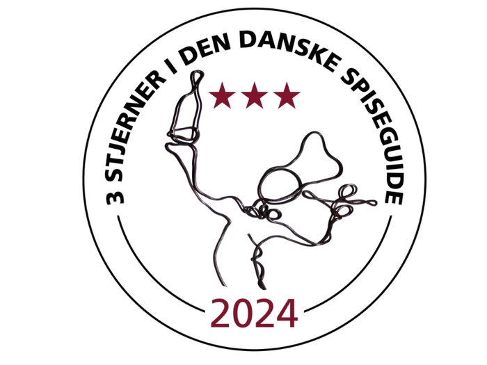 Cirkulært logo med 3 STJERNER I DEN DANSKE SPISEGUIDE-tekst, tre røde stjerner, abstrakt kokkefigur og 2024 skrevet i bunden.