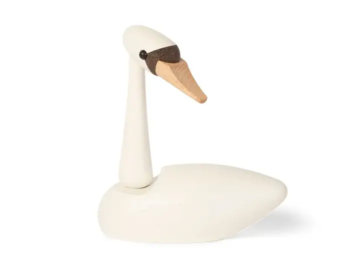 En minimalistisk svanefigur af træ med en hvid krop, en lang hals og et næb af naturtræ på en almindelig hvid baggrund.