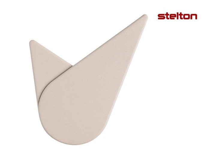 Minimalistisk beige vægur med abstrakte geometriske former og ingen synlige tal, med det røde stelton-logo i øverste højre hjørne.
