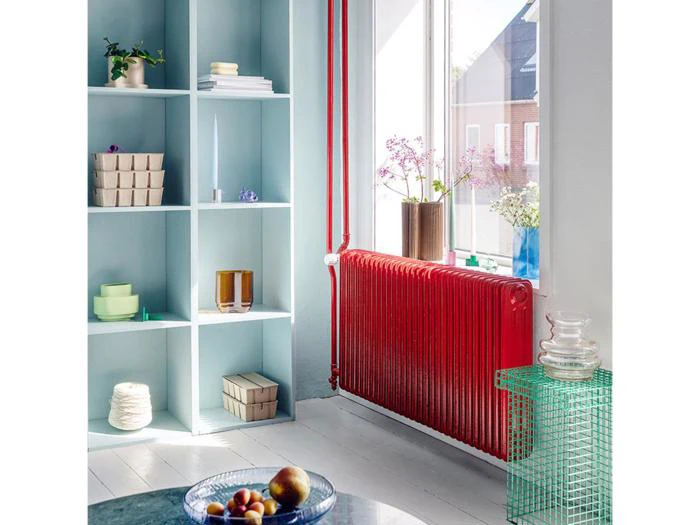 Et rum med radiator og hylder.