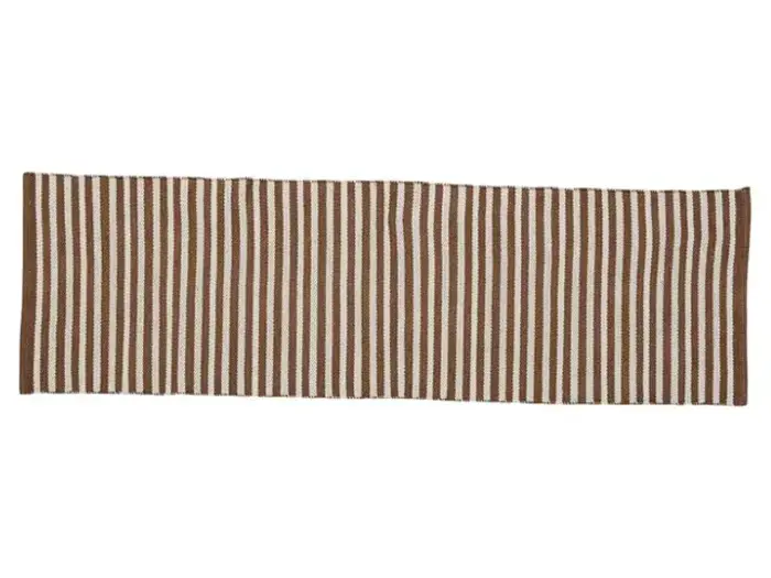 Et rektangulært tæppe med skiftevis lodrette brune og beige striber.