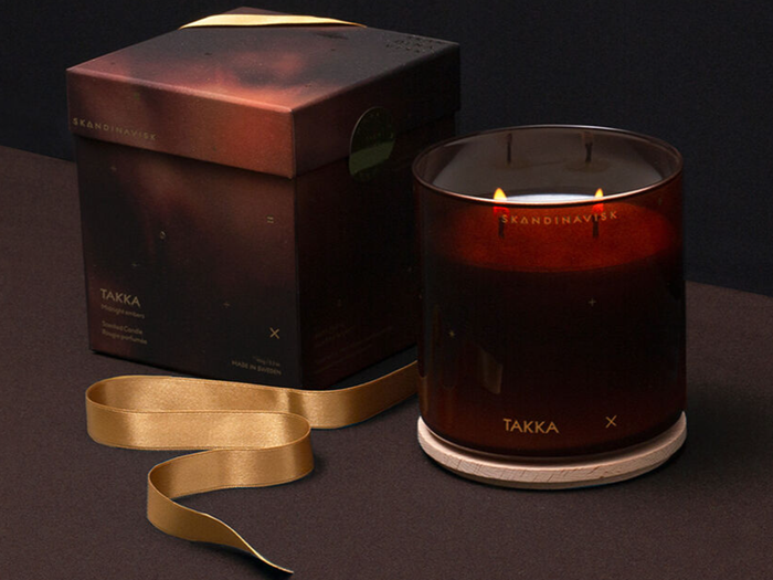 SKANDINAVISK, TAKKA Seasonal, Duftlys, Hacked pine, Haysmoke, Raw wool, Rolling tobacco, Brun, 400g.