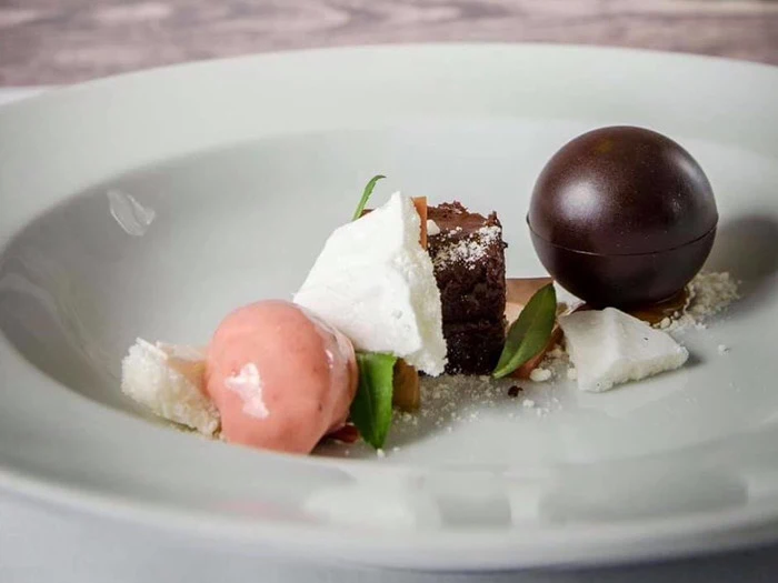 Gourmetophold med vinmenu for 2 personer på Tambohus Kro & Badehotel