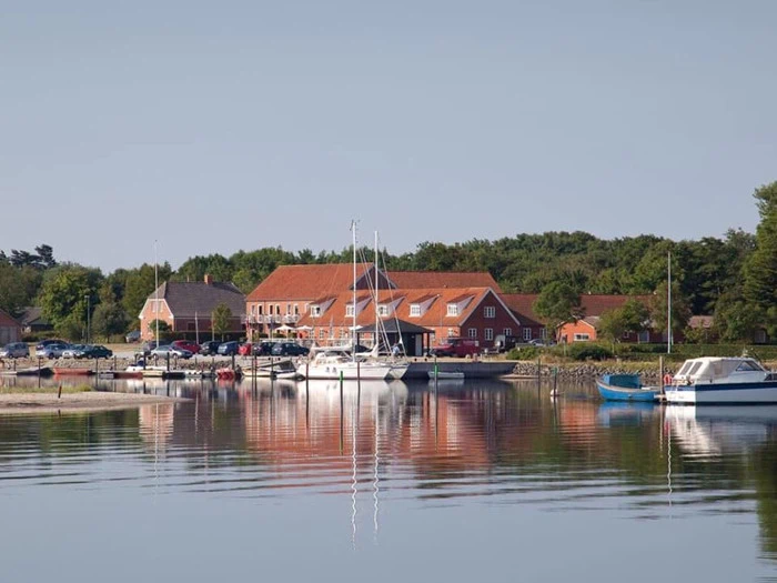 Gourmetophold med vinmenu for 2 personer på Tambohus Kro & Badehotel