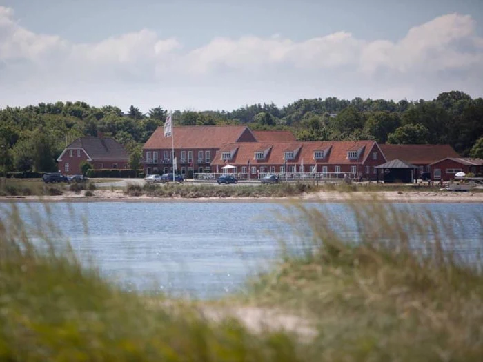 Gourmetophold med vinmenu for 2 personer på Tambohus Kro & Badehotel