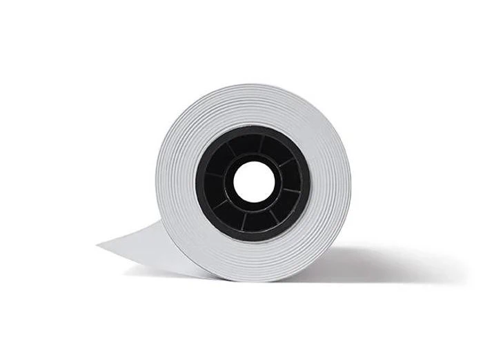 En rulle hvidt papir med en sort plastkerne, der står oprejst på en hvid overflade med kanten let udrullet.