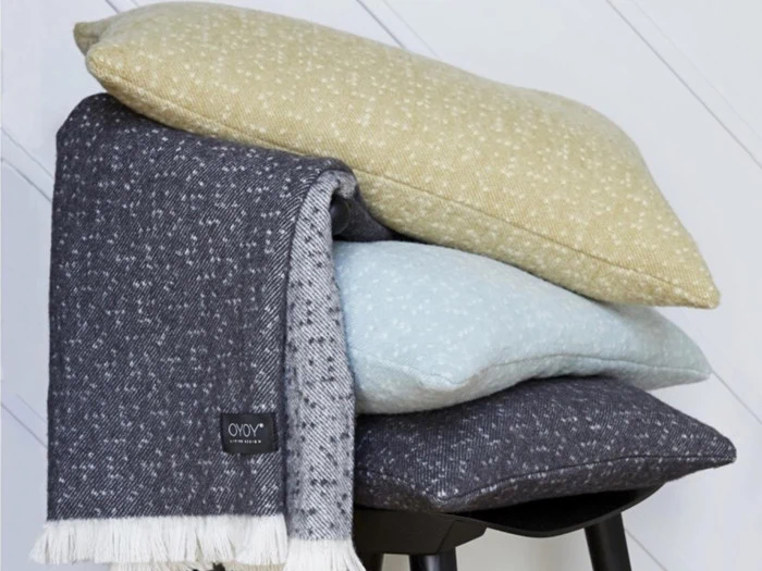 Tenji uldpude fra OYOY - støvet blå