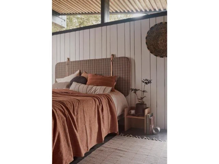 Ternet gulvtæppe Råhvid/Karamel i 80% uld OYOY - 200x140 cm