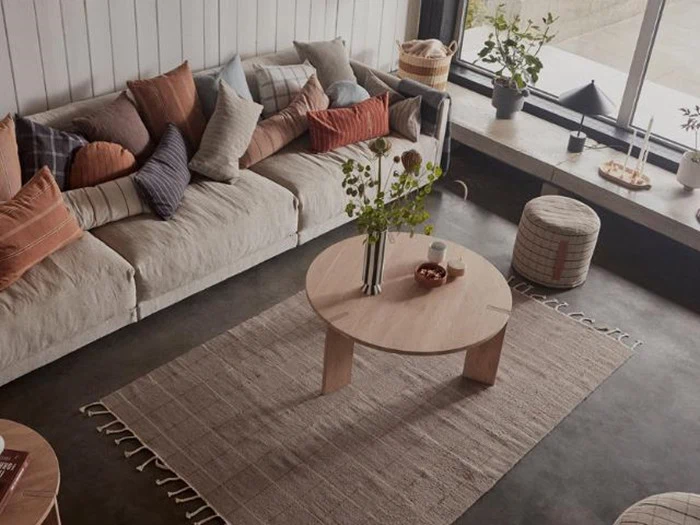 Ternet gulvtæppe Råhvid/Karamel i 80% uld OYOY - 200x140 cm