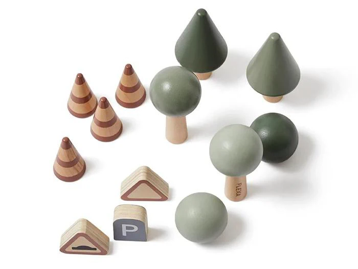 Trælegetøjssæt med grønne træer, brunstribede trafikkegler og to små træklodser med parkerings- og rampesymboler på en hvid baggrund.