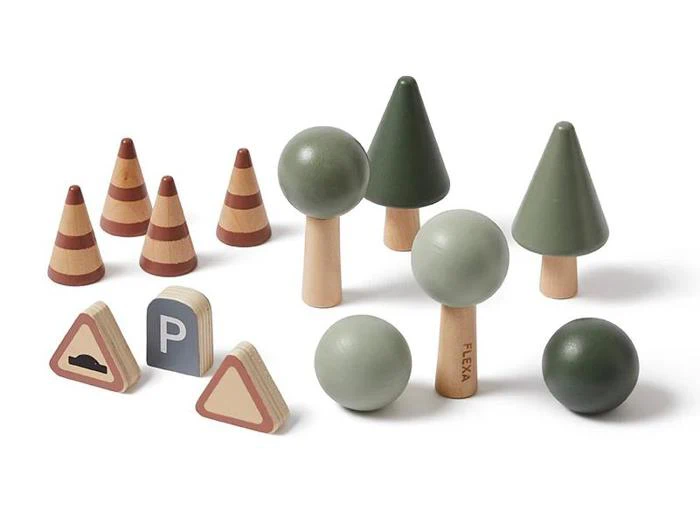 Legetøjssæt i træ med grønne træer, orange trafikkegler, vejskilte og et parkeringsskilt, alt sammen på en hvid baggrund.