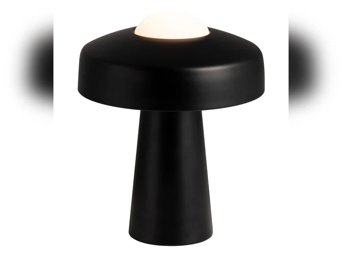 En moderne sort bordlampe med en bred, afrundet skærm og et hvidt kuppelformet lys på toppen, der ligner en champignon.