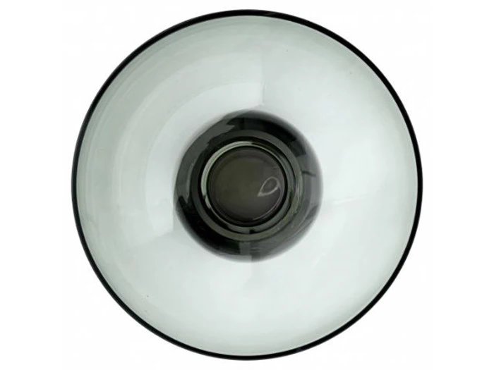 Et billede oppefra og ned af en stor cirkulær kameralinse eller lysreflektor med en sort yderkant og et klart glas i midten.