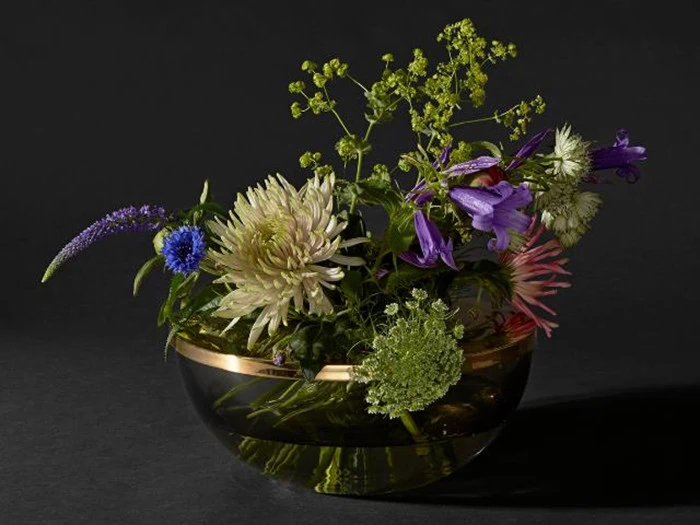 TOTA combined vase i sort/guld fra AYTM - Ø: 28 cm