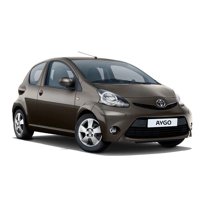 En brun Toyota Aygo kompaktbil er vist fra en vinkel på forsiden på en hvid baggrund.