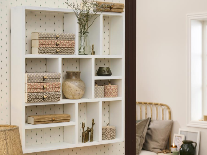 Ib Laursen, UNIKA, Væghylde m/forskellige rum, Råhvid, Træ, B:65,5 x H:60,5 x D:10 cm