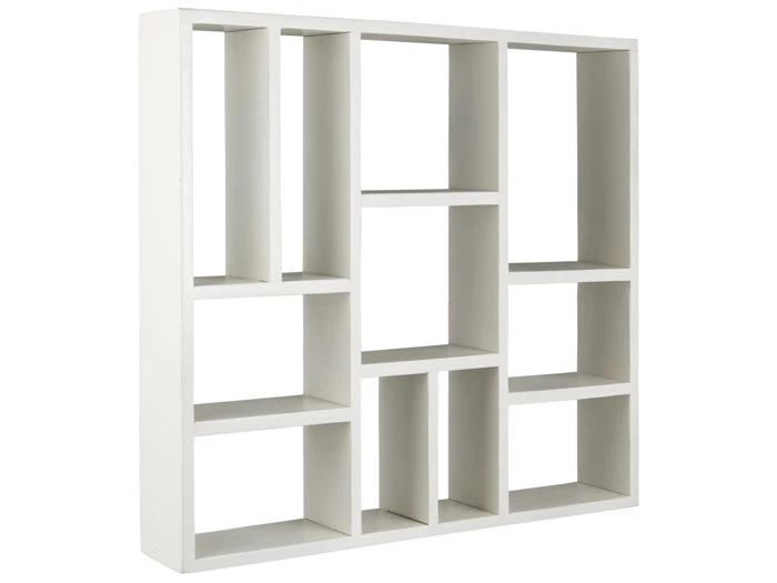 En hvid, moderne, rektangulær bogreol med flere åbne rum i forskellige størrelser, arrangeret i et asymmetrisk mønster.