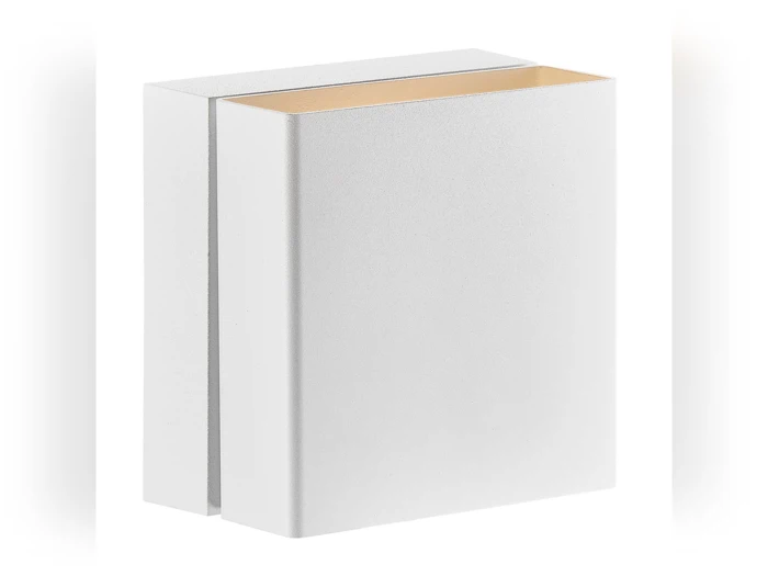 En moderne, rektangulær hvid væglampe med et minimalistisk design og et blødt gyldent skær på den indvendige kant.